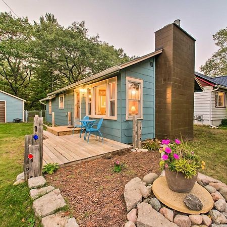 East Tawas Cabin With Deck, Backyard And Fire Pit! Buitenkant foto