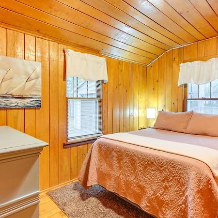 East Tawas Cabin With Deck, Backyard And Fire Pit! Buitenkant foto