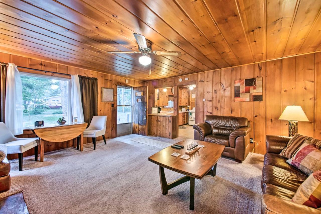 East Tawas Cabin With Deck, Backyard And Fire Pit! Buitenkant foto