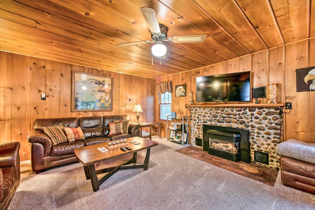 East Tawas Cabin With Deck, Backyard And Fire Pit! Buitenkant foto
