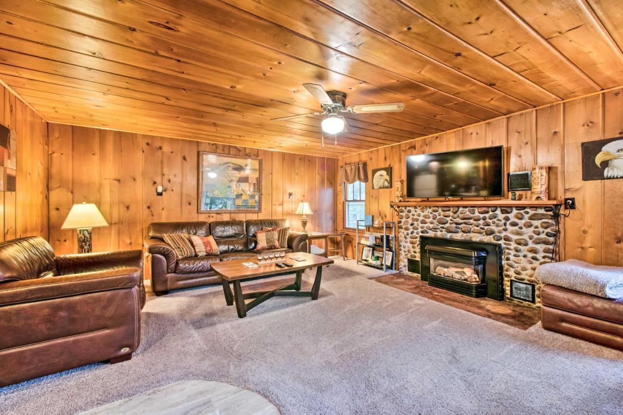 East Tawas Cabin With Deck, Backyard And Fire Pit! Buitenkant foto