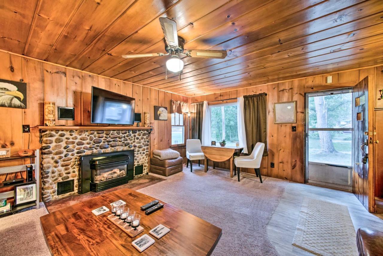 East Tawas Cabin With Deck, Backyard And Fire Pit! Buitenkant foto