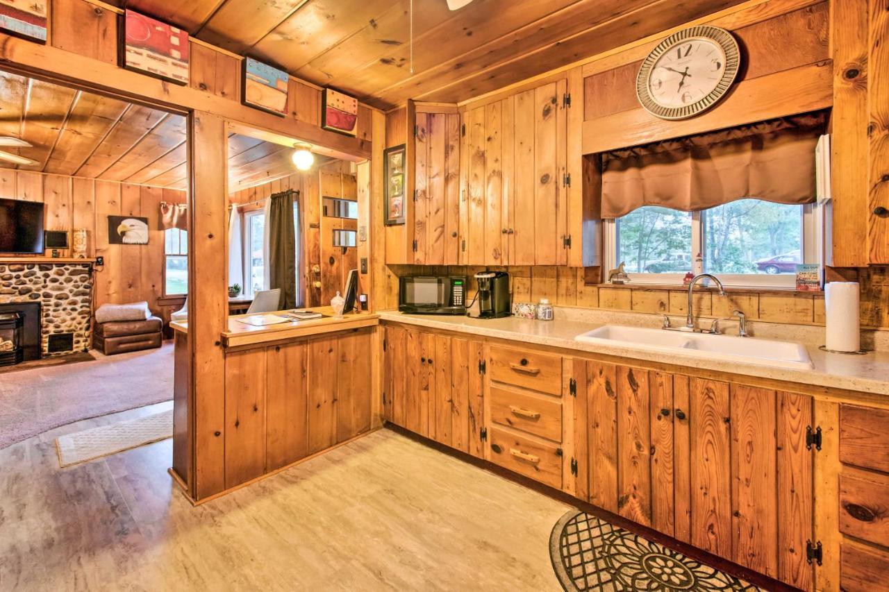 East Tawas Cabin With Deck, Backyard And Fire Pit! Buitenkant foto