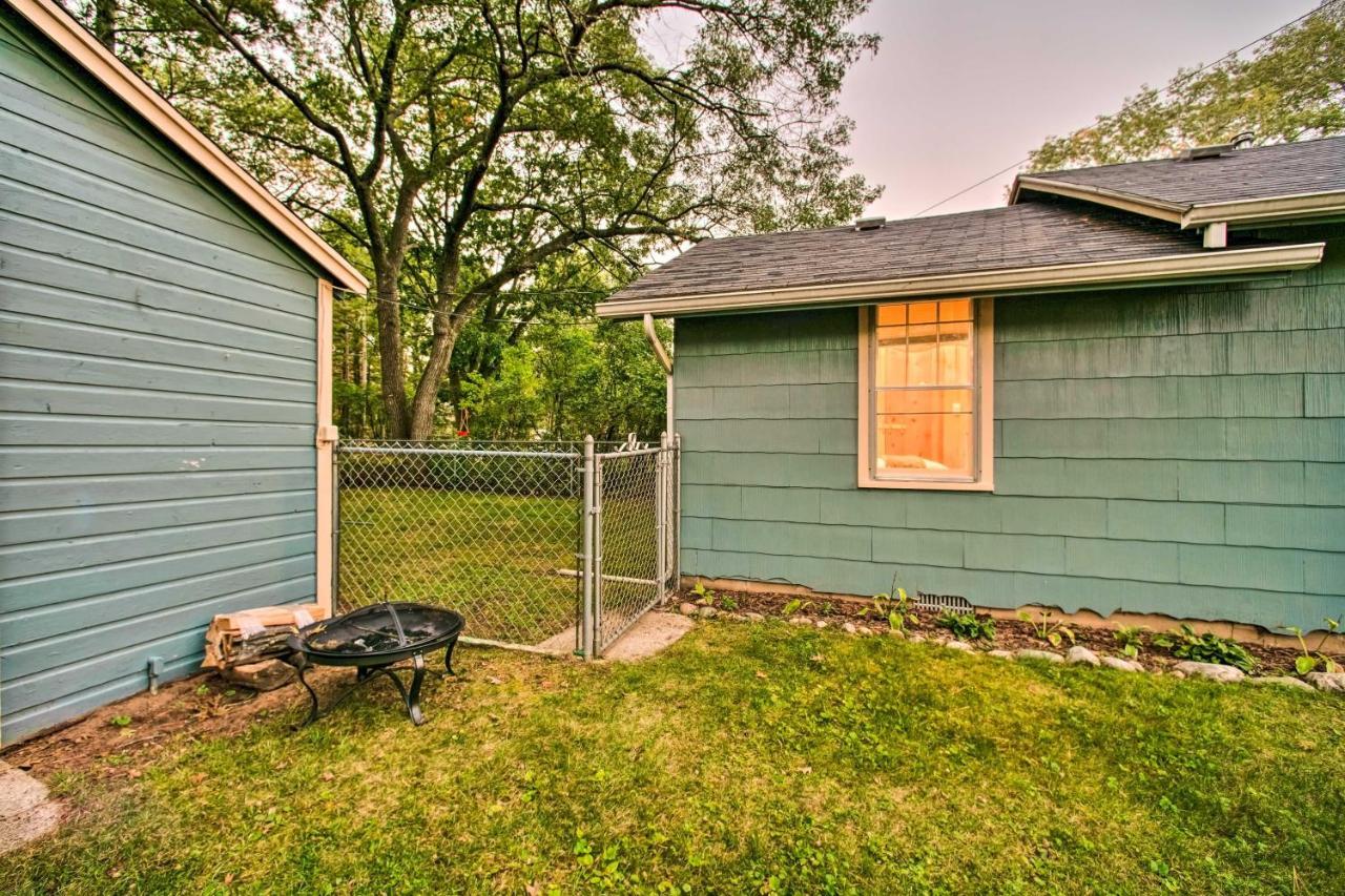 East Tawas Cabin With Deck, Backyard And Fire Pit! Buitenkant foto