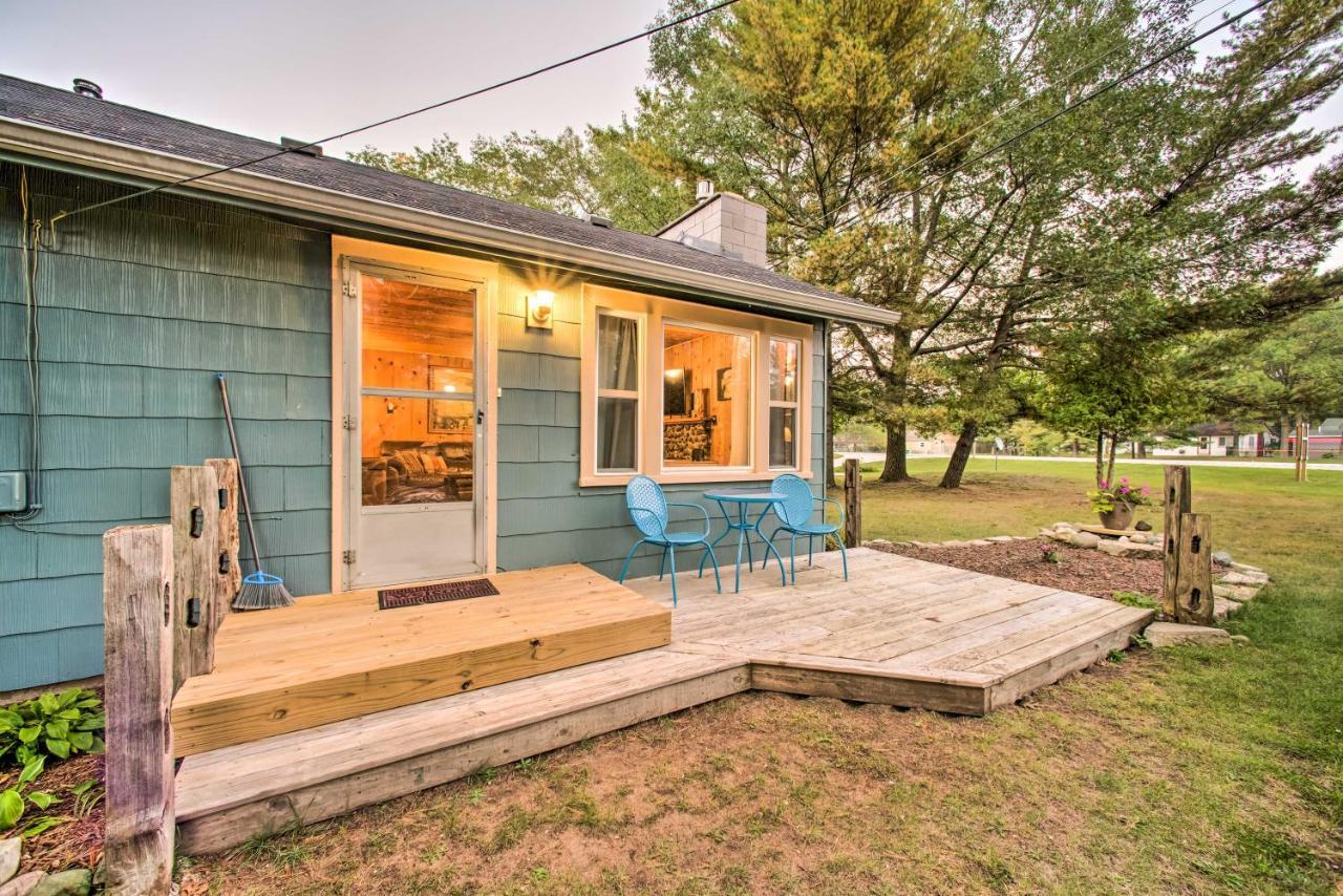 East Tawas Cabin With Deck, Backyard And Fire Pit! Buitenkant foto