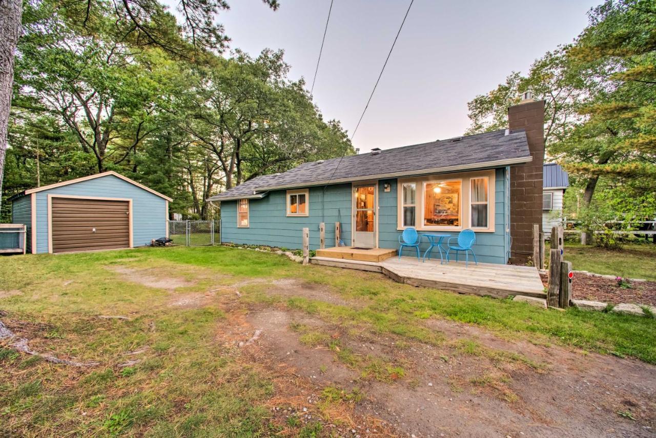 East Tawas Cabin With Deck, Backyard And Fire Pit! Buitenkant foto