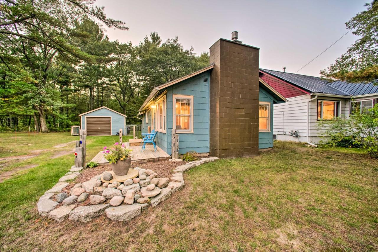 East Tawas Cabin With Deck, Backyard And Fire Pit! Buitenkant foto