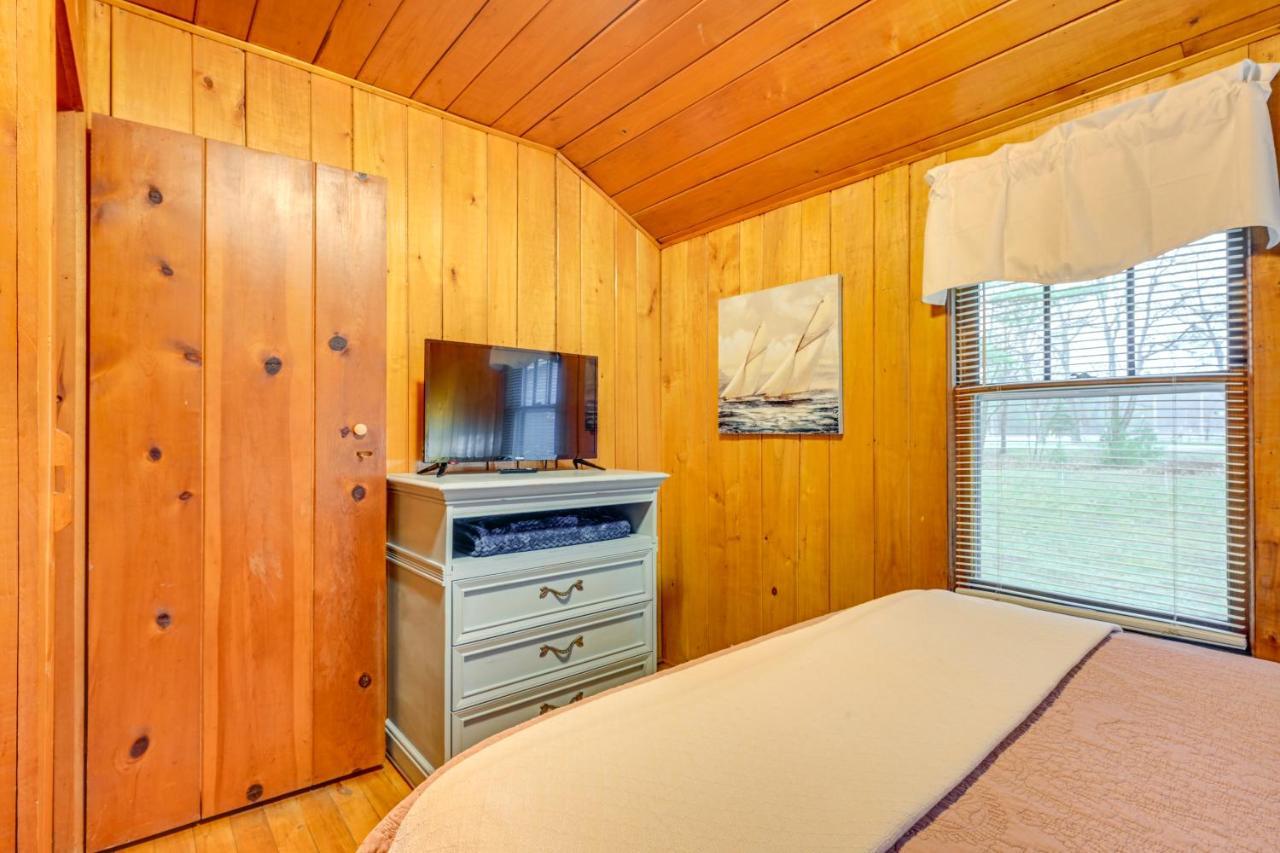 East Tawas Cabin With Deck, Backyard And Fire Pit! Buitenkant foto