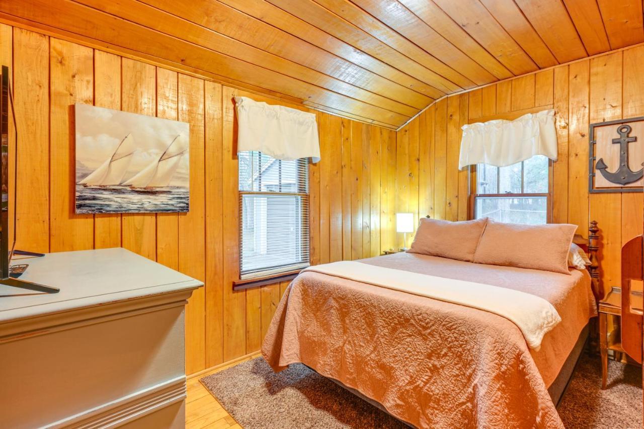 East Tawas Cabin With Deck, Backyard And Fire Pit! Buitenkant foto